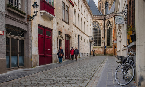 vélo dans une rue pavée