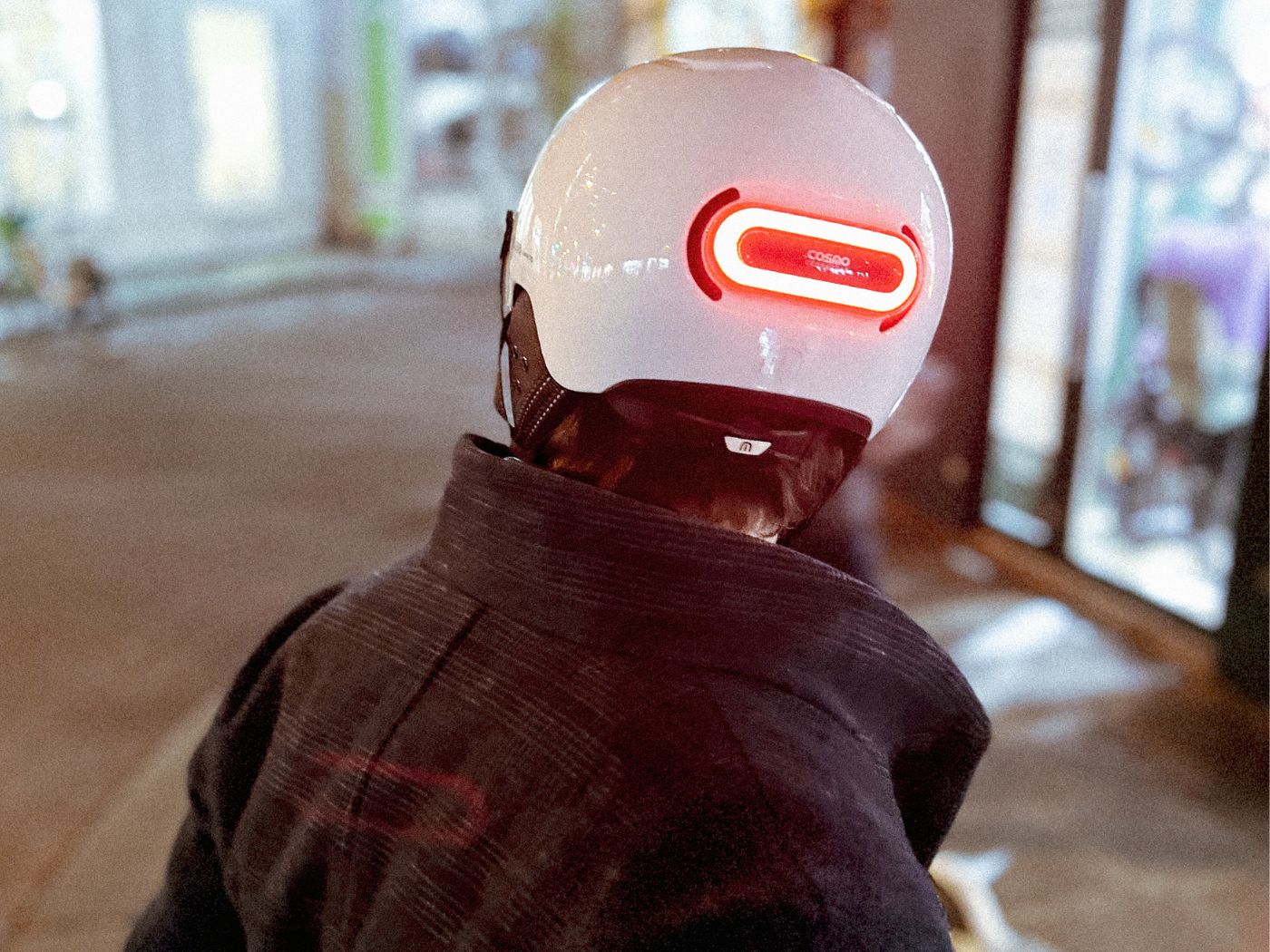 Casque trottinette électrique led : optimisez votre visibilité